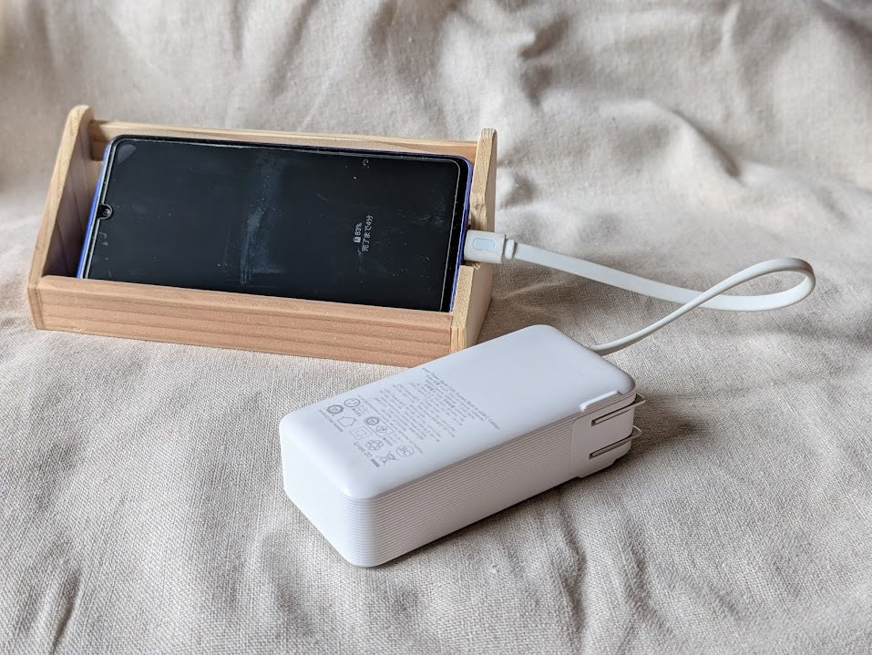杉のスマホスタンド