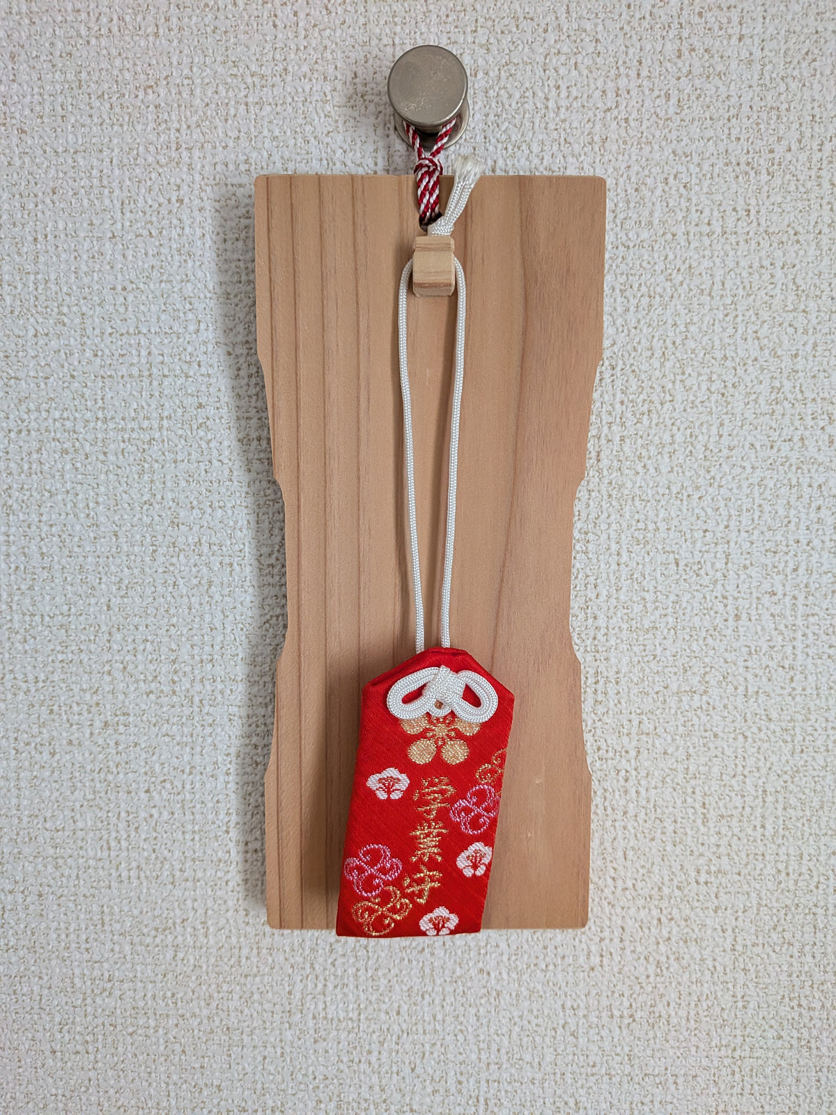 inori 壁掛けver.に学業守を掛け、金属のフックで壁に掛けたところ